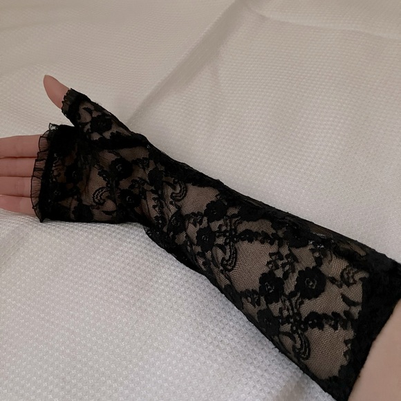 Black lace fingerless gloves - Picture 5 of 6